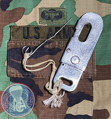 COLD WAR US ARMY AIRBORNE STATIC LINES SNAP HOOKS